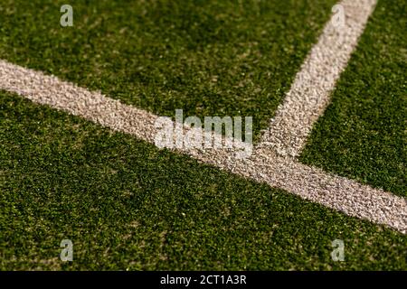Ein leerer grüner synthetischer Tennisplatz zeigt die Seitenlinie und Netto Stockfoto