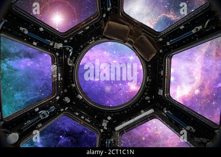 Raumschiff im bunten Weltraum der Galaxie. Elemente dieses Bildes, die von der NASA eingerichtet wurden Stockfoto