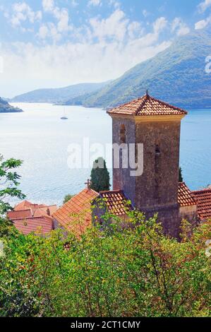 Schöne mediterrane Herbstlandschaft. Montenegro. Blick auf Kotor Bay und Verige Strait von Perast Town. Glockenturm des alten katholischen Klosters Stockfoto