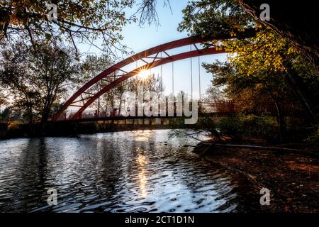 Wunderschöner Sonnenaufgang über einer Brücke auf dem Boise River Stockfoto