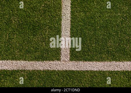 Ein leerer grüner synthetischer Tennisplatz zeigt die Seitenlinie und Netto Stockfoto