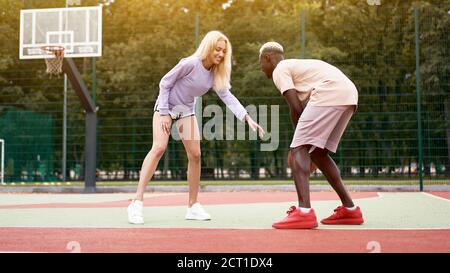 Basketball afro amerikanischen Mann Freunde Ausbildung kaukasischen Frau multirassische Freundschaft afro Kerl Lehrer Amateure weiblich gesund lebensrettend ac Stockfoto