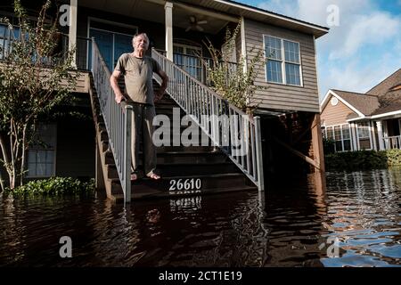 Orange Beach, ALABAMA, USA. September 2019. Larry Worley betrachtet sein vom Hurrikan Sally überflutetes Viertel in Orange Beach, Alabama, USA, am 16. September 2020. Hurrikan Sally landtete am Morgen als Kategorie-2-Hurrikan. Quelle: Dan Anderson/ZUMA Wire/Alamy Live News Stockfoto