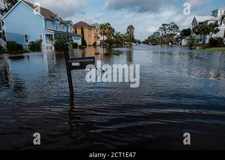 Orange Beach, ALABAMA, USA. September 2019. Ein Viertel, das am 16. September 2020 vom Hurrikan Sally in Orange Beach, Alabama, USA überflutet wurde. Hurrikan Sally landtete am Morgen als Kategorie-2-Hurrikan. Quelle: Dan Anderson/ZUMA Wire/Alamy Live News Stockfoto