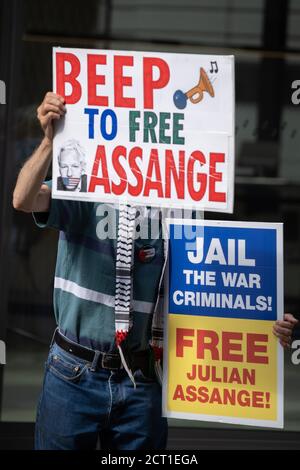 Ein Unterstützer des Wikileaks-Gründers Julian Assange protestiert vor dem Londoner Old Bailey Court, als sein Kampf gegen die Auslieferung an die USA am 16. September 2020 in London, England, wieder aufgenommen wurde. Assange befindet sich seit 16 Monaten im Gefängnis Belmarsh und wird wegen der Veröffentlichung von geheimen Dokumenten in den Jahren 2010 und 2011 gesucht. Wenn er in den USA verurteilt wird, droht ihm eine mögliche Strafe von 175 Jahren Gefängnis. Stockfoto