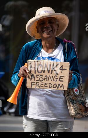 Ein Unterstützer des Wikileaks-Gründers Julian Assange protestiert vor dem Londoner Old Bailey Court, als sein Kampf gegen die Auslieferung an die USA am 16. September 2020 in London, England, wieder aufgenommen wurde. Assange befindet sich seit 16 Monaten im Gefängnis Belmarsh und wird wegen der Veröffentlichung von geheimen Dokumenten in den Jahren 2010 und 2011 gesucht. Wenn er in den USA verurteilt wird, droht ihm eine mögliche Strafe von 175 Jahren Gefängnis. Stockfoto