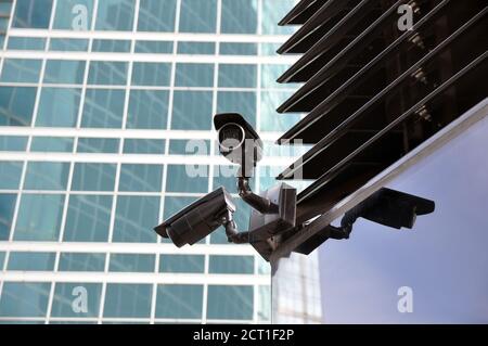 Sicherheitskameras in der Struktur einer modernen Stadt. Stockfoto