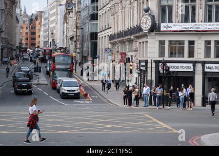 Blick nach Westen von Ludgate Hill in Richtung Fleet Street an der verkehrsreichen Kreuzung der Farringdon Road in der City of London, am 16. September 2020, in London, England. Stockfoto