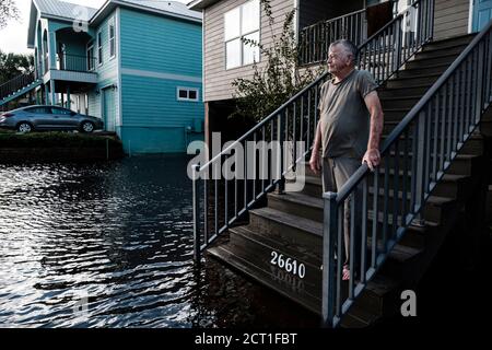 Orange Beach, ALABAMA, USA. September 2019. Larry Worley betrachtet sein vom Hurrikan Sally überflutetes Viertel in Orange Beach, Alabama, USA, am 16. September 2020. Hurrikan Sally landtete am Morgen als Kategorie-2-Hurrikan. Quelle: Dan Anderson/ZUMA Wire/Alamy Live News Stockfoto