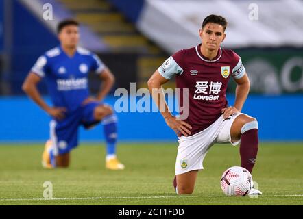 Ashley Westwood von Burnley unterstützt die Black Lives Matter-Bewegung vor dem Premier League-Spiel im King Power Stadium, Leicester. Stockfoto