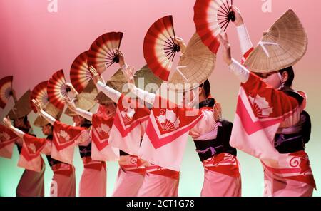 Performer tanzt Awa-Odori und trägt Obon Tanzkostüm an der Awa Odori Kaikan Schule, Tokushima, Shikoku, Japan 2012 Stockfoto