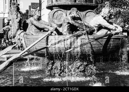 Koblenz, Deutschland - 19. Sep 2020 : römisches Weinschiff, Historiensäulenbrunnen am Görresplatz Stockfoto