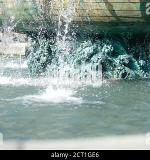 Koblenz, Deutschland - 19. Sep 2020 : römisches Weinschiff, Historiensäulenbrunnen am Görresplatz Stockfoto