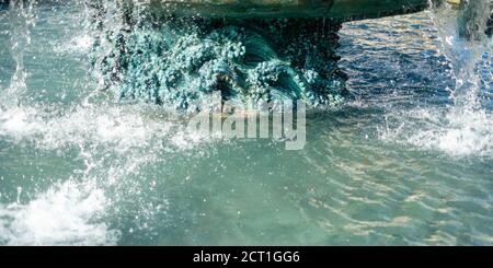 Koblenz, Deutschland - 19. Sep 2020 : römisches Weinschiff, Historiensäulenbrunnen am Görresplatz Stockfoto