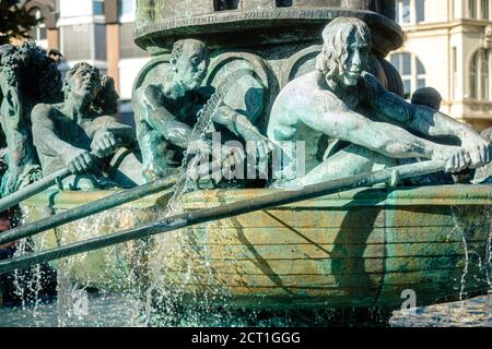 Koblenz, Deutschland - 19. Sep 2020 : römisches Weinschiff, Historiensäulenbrunnen am Görresplatz Stockfoto