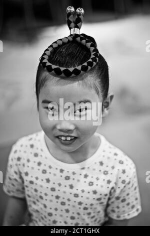 AWA-Odori Kinderdarstellerin im Obon Tanzkostüm an der Awa Odori Kaikan Schule, Tokushima, Shikoku, Japan 2012 Stockfoto