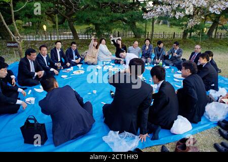 Japanischer Büroangestellter beim Picknick im Garten Ritsurin koen, Takamatsu City, Shikoku, Japan 2012. Stockfoto