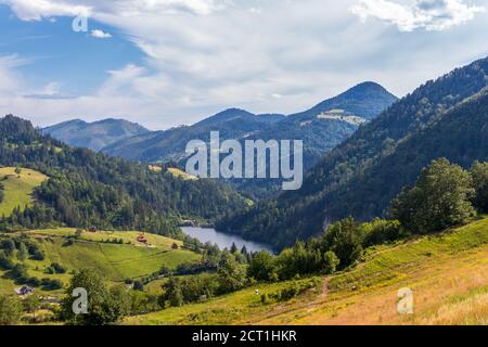 Landschaftsansicht des Flusses Beli Rzav und Spajici See aus der Höhe in Tara Nationalpark in Serbien Stockfoto