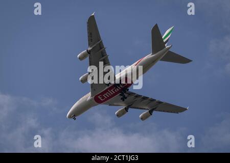 Emirates A380 nähert sich dem Flughafen Heathrow in London, Großbritannien Stockfoto