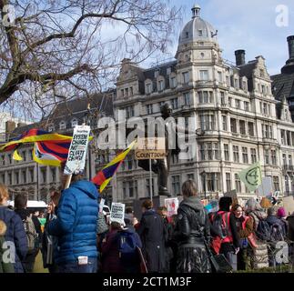 London, England, Vereinigtes Königreich - 02/14/2020 : Studenten mit Transparenten, Streikenden und Protestierenden für den Klimaschutz am Parliament Square Stockfoto