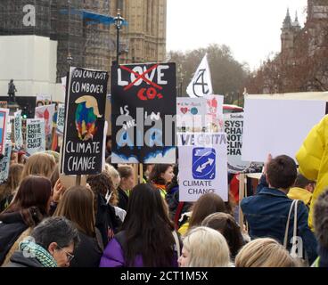 London, England, Vereinigtes Königreich - 02/14/2020 : Studenten mit Transparenten, Streikenden und Protestierenden für den Klimaschutz am Parliament Square Stockfoto