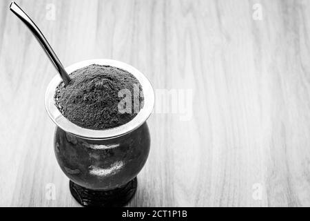 Ein typisches brasilianisches Getränk, o chimarrão, oder Mate, ist ein Charakter, Schwarz-Weiß-Fotografie, Getränk in Schwarz-Weiß. Südamerikanische Tradition. Stockfoto