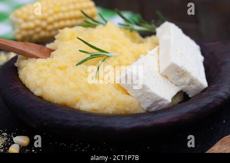 Mamaliga oder Polenta-Brei aus gelbem Maismehl. Hausgemachte Palenta mit Käse, traditionelle Mahlzeit auf dem Balkan. Stockfoto