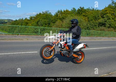 2016 KTM 690 SMC R 16; Motorradfahrer; Zweiradtransport, Motorräder, Fahrzeug, Straßen, Motorräder, Motorradfahrer fahren in Chorley, UK Stockfoto