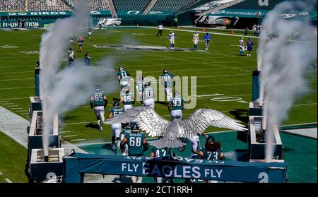 Philadelphia, PA, USA. September 2020. 20. September 2020: Die Adler betreten das Feld das NFL-Fußballmatchup zwischen den Los Angeles Rams und den Philadelphia Eagles am Lincoln Financial Field in Philadelphia, Pennsylvania. Scott Serio/Cal Sport Media/Alamy Live News Stockfoto