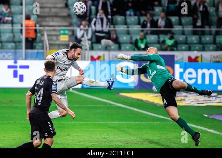 Rafael Lopes von Legia und Martin Tschudy von Gornik sind in Aktion während der polnischen PKO Ekstraklasa Liga Spiel zwischen Legia Warszawa und Gornik Zabrze im Marschall Jozef Pilsudski Legia Warschau Municipal Stadium gesehen. (Endstand; Legia Warszawa 1:3 Gornik Zabrze) Stockfoto