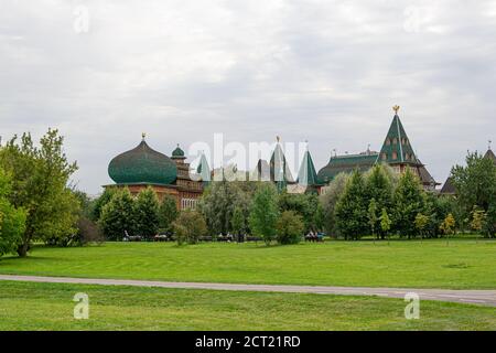 Moskau, Russland - 5. September 2020. Hölzerner Palast des Zaren Alexei Michailowitsch Romanow Landschaft, Haus des Vaters von Peter 1. Gebäude aus dem 17. Jahrhundert Stockfoto