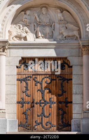 Detail einer Holz- und schmiedeeiserne Tür der Kirche in Frankreich Stockfoto