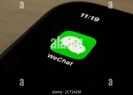 Handy mit WeChat auf dem iphone 11. US-Präsident Donald Trump verbietet Apps von China aus Gründen der nationalen Sicherheit Stockfoto