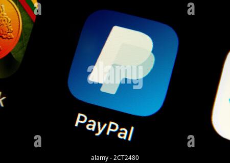 PayPal App-Logo auf dem iPhone-Bildschirm. Handy mit einer Ikone eines größten Online-Zahlungsunternehmens auf einem Markt. Online-Banking-Unternehmen von Elon Musk. Stockfoto