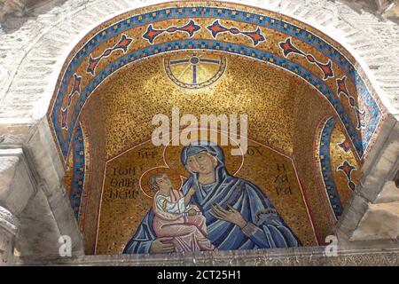 ATHEN, GRIECHENLAND - AUGUST 14 2016: Detail der Außennische der Kapnikarea Kirche, mit der Darstellung von Madonna und dem Kind Stockfoto