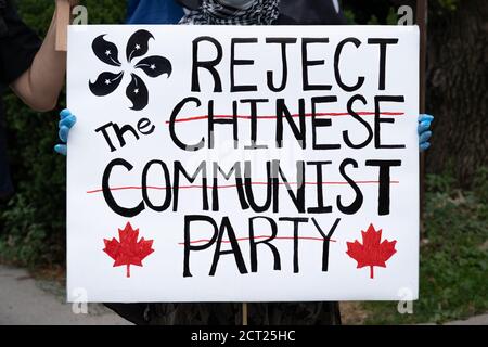 Ein Protestler aus Hong King prangert bei einem Protest vor dem chinesischen Konsulat in Toronto, Kanada, die Kommunistische Partei Chinas an. Stockfoto