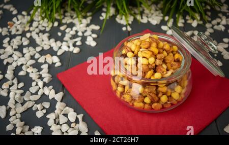 Glasgefäß von gemischten Nüssen, fertig zum Geschmack, auf einem Catering-Tisch, mit Getränken zu nehmen Stockfoto