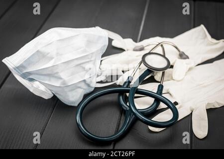 Persönliche Schutzausrüstung für Ärzte und Krankenschwestern in einem Krankenhaus. Handschuhe, Stethoskop und Gesichtsmaske. Stockfoto