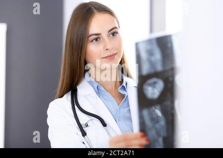 Arzt Frau x-Prüfung ray Bild beim Stehen in der Nähe der Fenster im Krankenhaus. Chirurgen oder Orthopäden bei der Arbeit. Medizin und Gesundheit Konzept Stockfoto