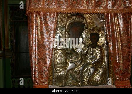 Agafton Kloster, Botosani County, Rumänien. Alte Ikone, die Madonna und das Kind darstellt, bedeckt von einem verschönerten silbernen Revetment. Stockfoto