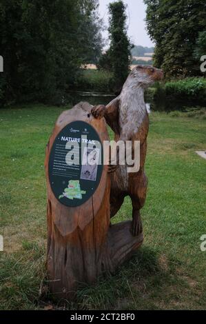 Carving auf dem Naturlehrpfad im Clare Castle Country Park, Clare, Suffolk Stockfoto