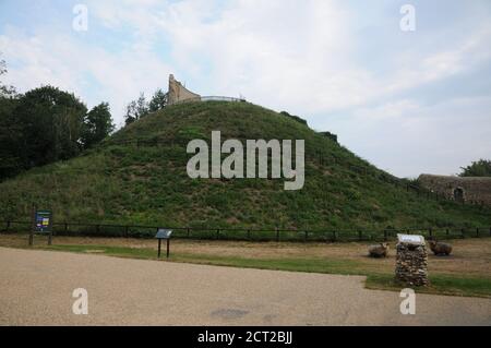 Clare Castle in Clare, Castle Country Park, Clare, Suffolk, wurde erstmals im 11. Jahrhundert erbaut. Stockfoto