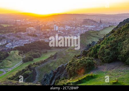 Edinburgh Stadtbild wie von Arthurs Seat während EINER schönen gesehen Sommeruntergang Stockfoto