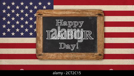 Happy Labor Day! Alt gestaltete Vintage amerikanische Flagge und Kreidetafel für Text Stockfoto