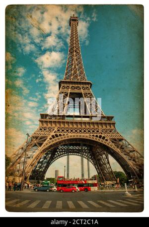 Der Eiffelturm (La Tour Eiffel) in Paris über dem wolkenblauen Himmel. Bild im Vintage-Stil Stockfoto