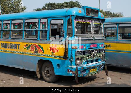 Kolkata, Indien - 1. Februar 2020: Zwei traditionelle türkisfarbene und gelbe öffentliche Busse parkten am 1. Februar 2020 in Kolkata, Indien Stockfoto