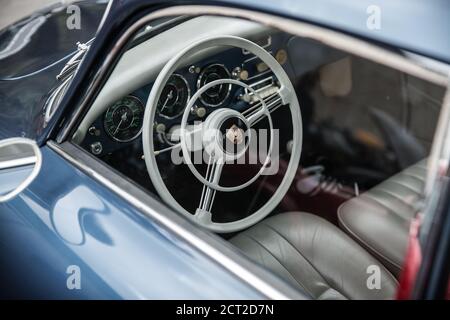 Blick durch das Fahrerfenster eines Porsche 356 an Der Bicester Heritage Sunday Scramble Stockfoto