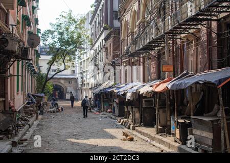 Kolkata, Indien - 1. Februar 2020: Einige unbekannte Leute in einer lokalen Gasse mit geschlossenen Marktständen mit Planen am 1. Februar 2020 in Kolkata Stockfoto