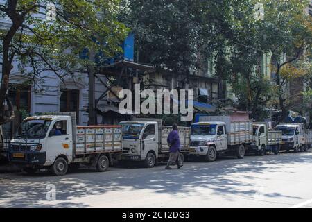 Kolkata, Indien - 1. Februar 2020: Ein nicht identifizierter Mann geht am 1. Februar 2020 in Kolkata, Indien, an mehreren geparkten Sattelschlepper auf der Straße vorbei Stockfoto