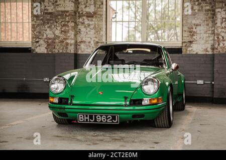 Ein grüner Porsche 911ST in einer Garage auf dem Display The Bicester Heritage Sunday Scramble Stockfoto